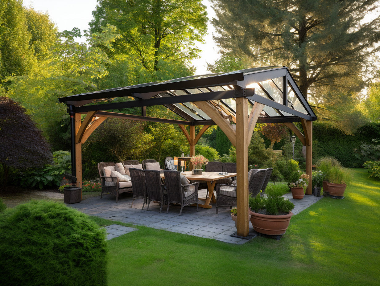 Altana ogrodowa ze spadzistym dachem i oszkleniem