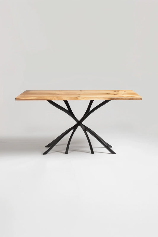 Ein Tisch mit einer Stahl-Holzplatte in Form von Wurzeln – handgeschmiedet