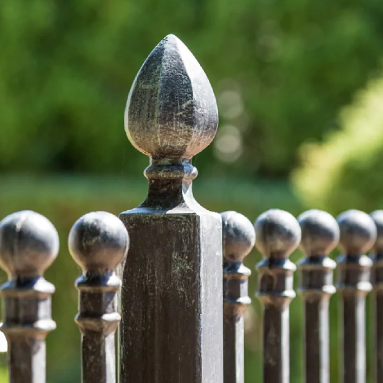 kule kute stalowe do ogrodzenia bramy