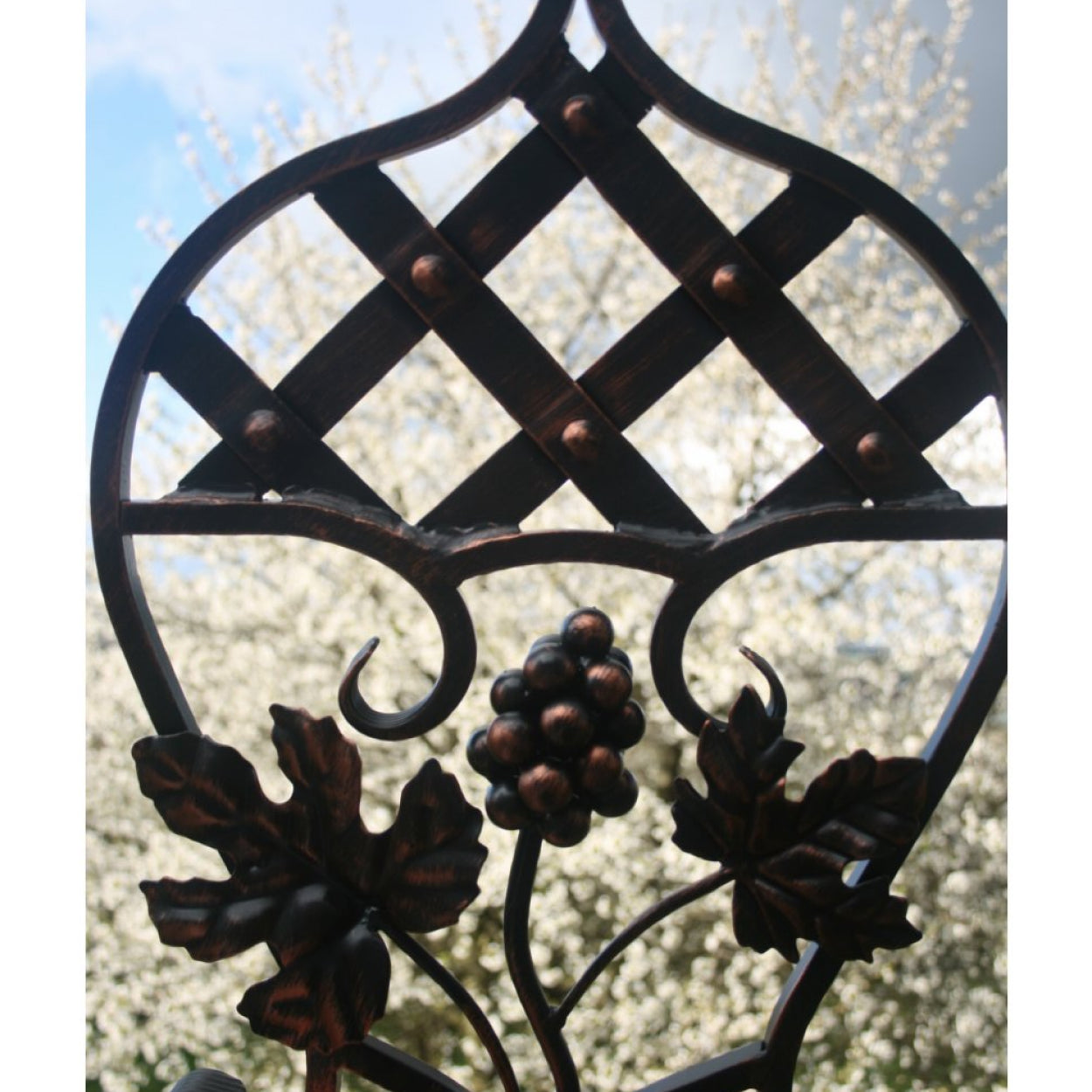 Ozdobna rozeta kuta ze stali do balustrad, bram, ogrodzeń. Herb dekoracyjny.