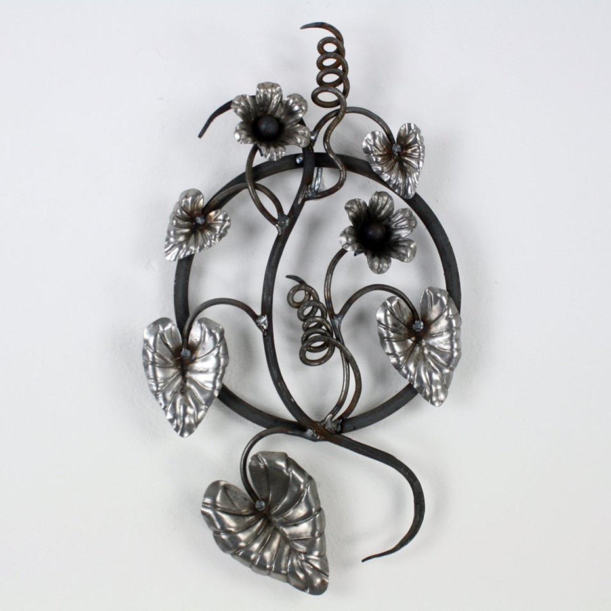 Rozeta dekoracyjna do balustrad, bram, ogrodzeń okien. Liście i kwiaty ze stali.