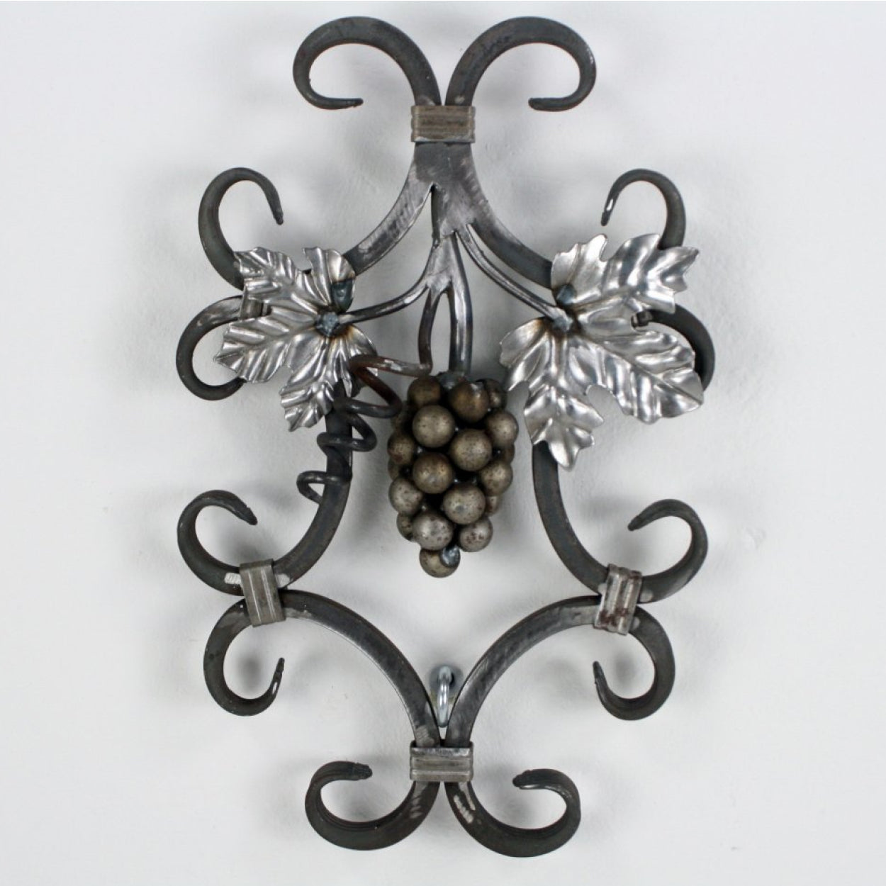 Rozeta kuta ozdobna z winogronem. Winnica, brama, ogrodzenie, balustrada