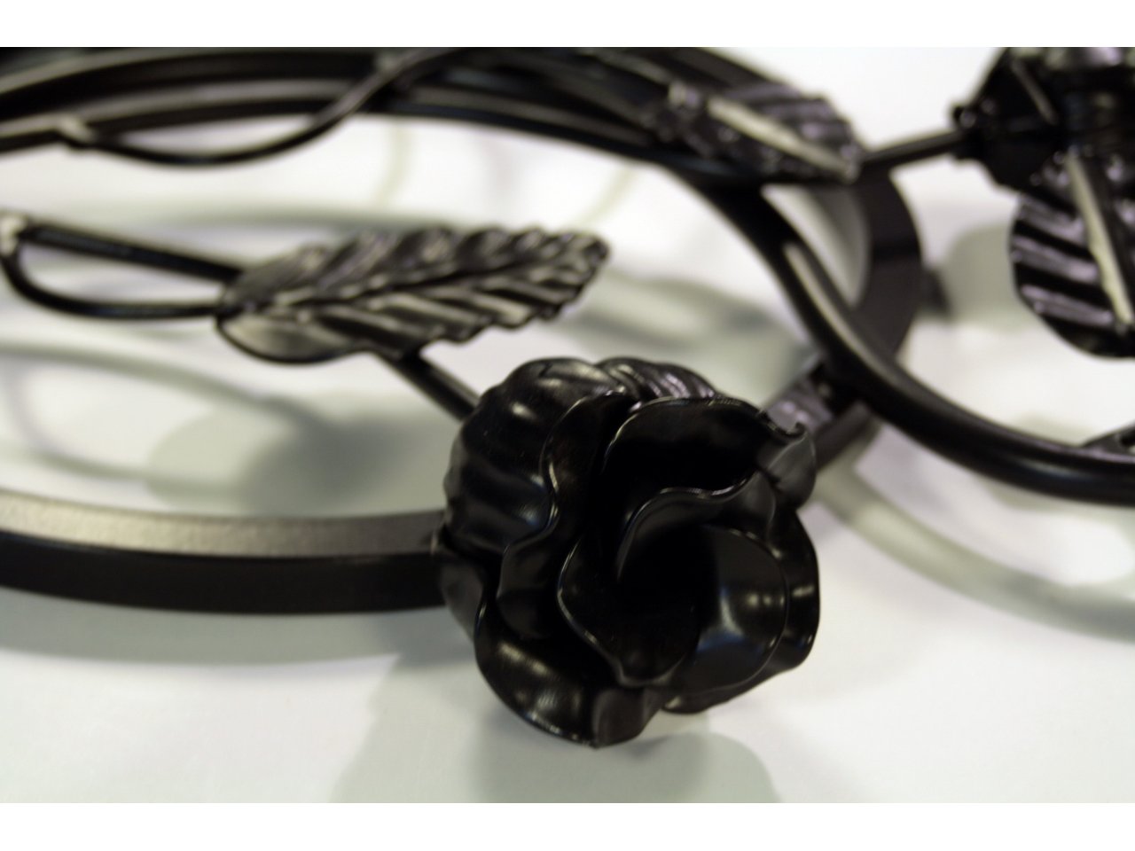 Rozeta z różą kuta ze stali z różą. Do balustrad, bram, ogrodzeń.