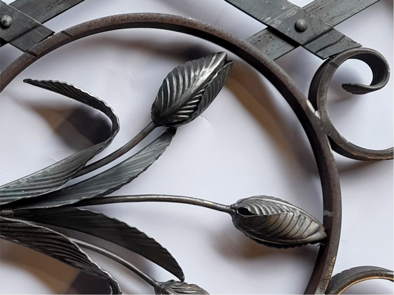 Dekorative Rosette mit Tulpen – handgeschmiedet aus Stahl für Tore, Balustraden und Zäune
