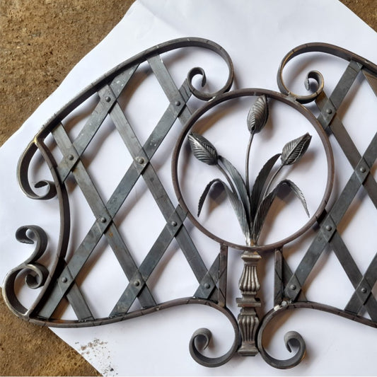 Dekorative Rosette mit Tulpen – handgeschmiedet aus Stahl für Tore, Balustraden und Zäune
