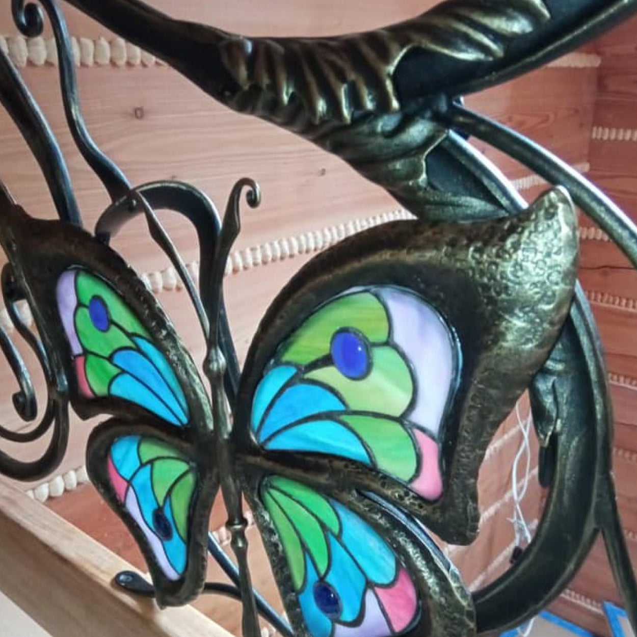 Ozdobna rozeta kuta z motylem. Do balustrad, bram, ogrodzeń.