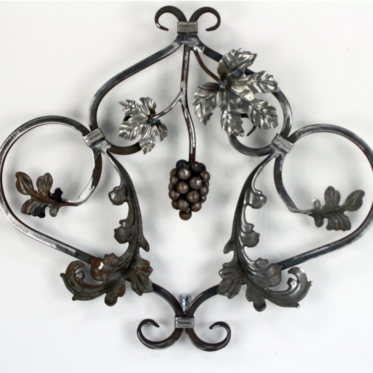 Rozeta dekoracyjna z winogronem i liśćmi. Rozeta kuta do bram, balustrad, ogrodzeń.