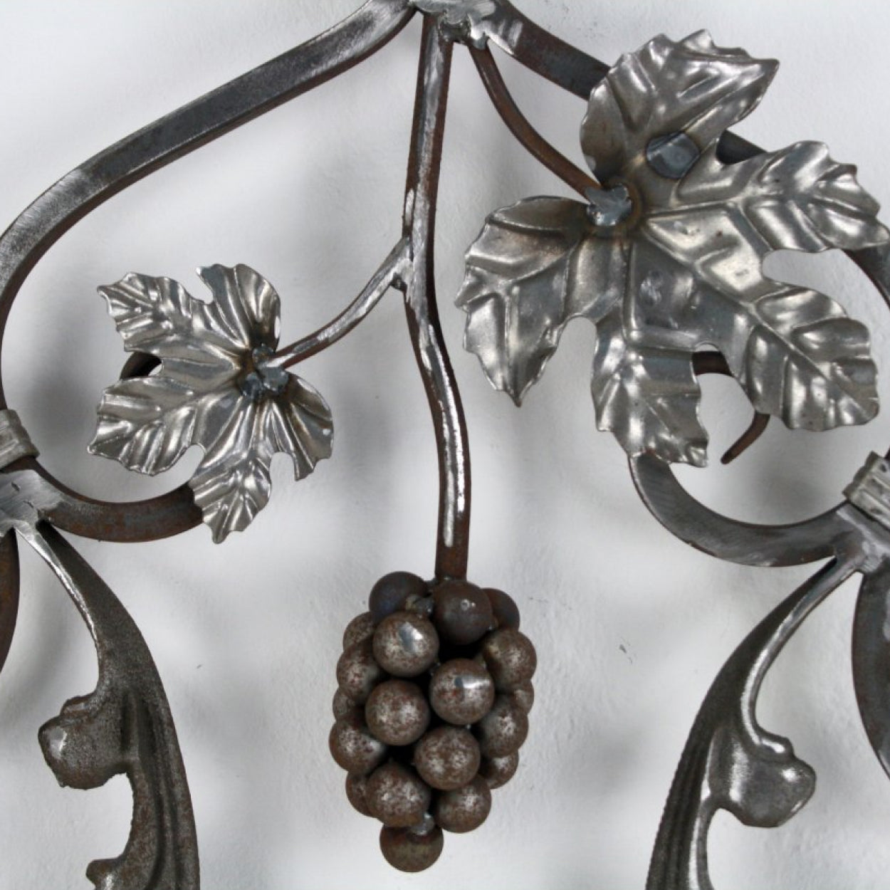 Rozeta dekoracyjna z winogronem i liśćmi. Rozeta kuta do bram, balustrad, ogrodzeń.