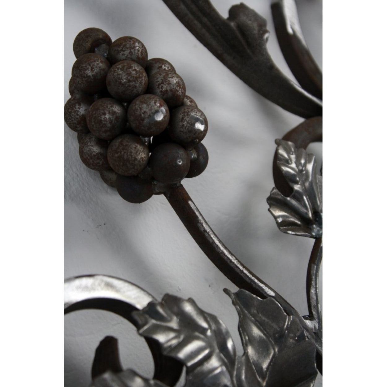 Rozeta dekoracyjna z winogronem i liśćmi. Rozeta kuta do bram, balustrad, ogrodzeń.