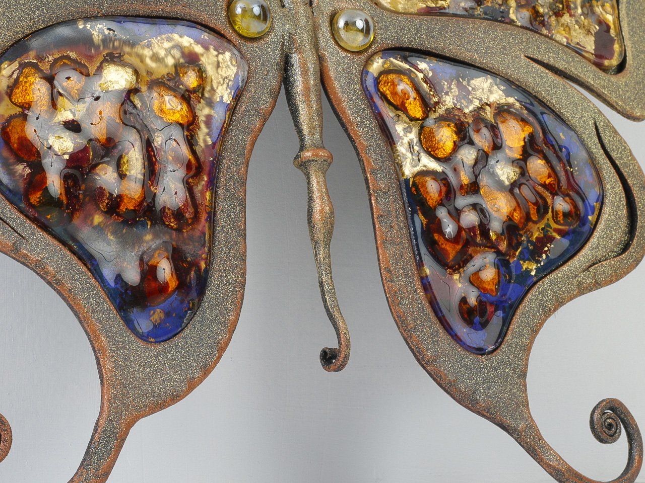 Eine einzigartige geschmiedete Schmetterlingsrosette mit farbigem Glas – für Tore, Zäune und Bralustraden