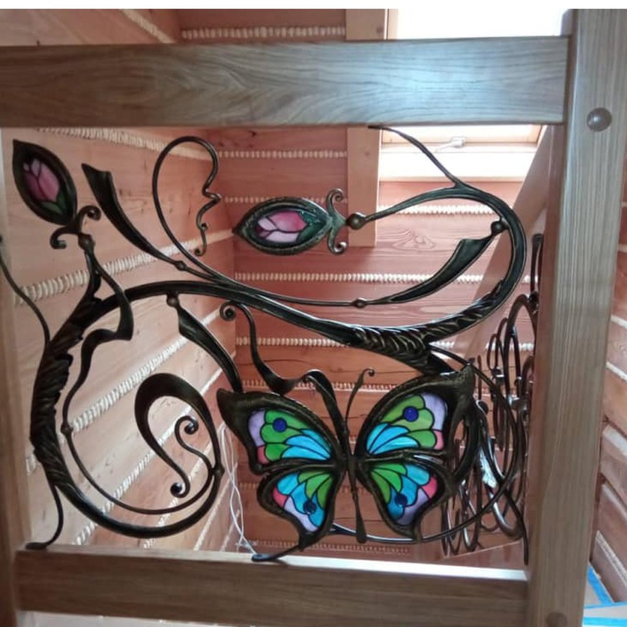 Rozeta kuta z topionym szkłem - balustrady, motyl